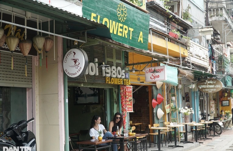 Phố cà phê đường tàu không quá hấp dẫn khách Việt nhưng lại được du khách nước ngoài quan tâm tìm đến (Ảnh: Minh Hoàng).