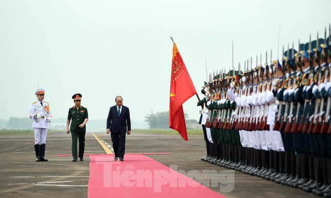 Đại tướng Phan Văn Giang, Bộ trưởng Bộ Quốc phòng tháp tùng Chủ tịch nước Nguyễn Xuân Phúc duyệt Đội danh dự Quân đội nhân dân Việt Nam.