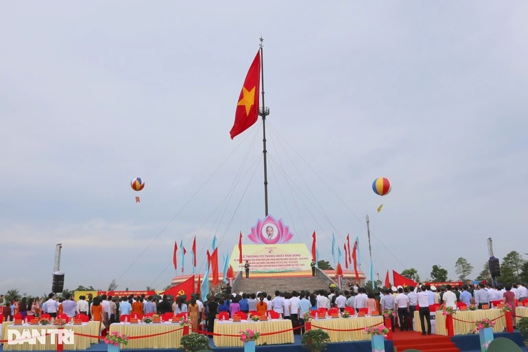 Lễ thượng cờ Thống nhất: Bước vào một không gian chào đón giai điệu vàng son của Quốc ca, trải nghiệm không khí trang trọng và ấm cúng của lễ thượng cờ Thống nhất, một sự kiện đáng tự hào cho người dân Việt Nam.