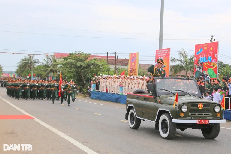 Lễ diễu binh, diễu hành được tổ chức trang nghiêm trước sự chứng kiến của Chủ tịch nước Nguyễn Xuân Phúc cùng lãnh đạo Đảng, Nhà nước.