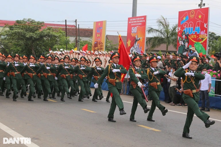 Lực lượng quân đội tham gia Lễ diễu binh, diễu hành mừng kỷ niệm 47 năm đất nước thống nhất và 50 năm giải phóng tỉnh Quảng Trị - Ảnh: Dân Trí