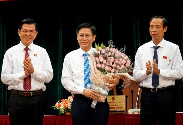 Lãnh đạo HĐND - UBND tỉnh Bà Rịa - Vũng Tàu chúc mừng ông Lê Ngọc Khánh (giữa)