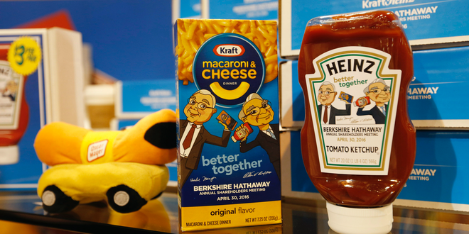 Kraft Heinz - 28 tỷ USD: Berkshire và 3G Capital đồng tiếp quản nhà sản xuất nước sốt cà chua Kraft Heinz vào năm 2013 trước khi sáp nhập nó với hãng thực phẩm Kraft 2 năm sau đó. Ảnh: Reuters.