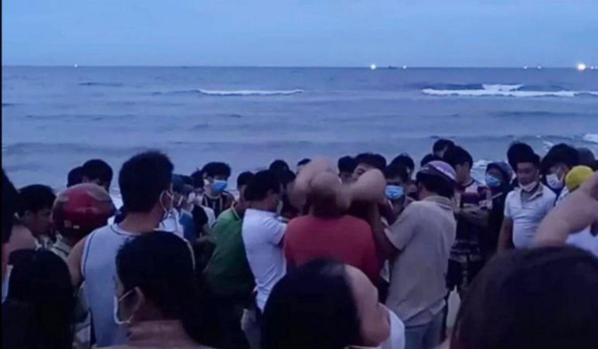 Người dân theo dõi việc tìm kiếm các nạn nhân mất tích do sóng cuốn. Ảnh do người dân chụp