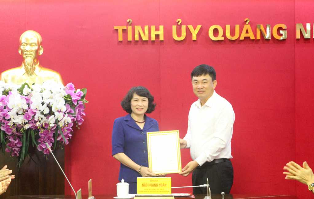 Bà Ngô Hoàng Ngân, Phó Bí thư Thường trực Tỉnh ủy Quảng Ninh trao quyết định và chúc mừng bà Nguyễn Thị Vinh