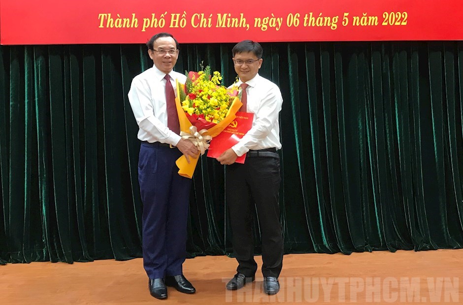 Bí thư Thành ủy TPHCM Nguyễn Văn Nên trao quyết định cho ông Nguyễn Mạnh Cường