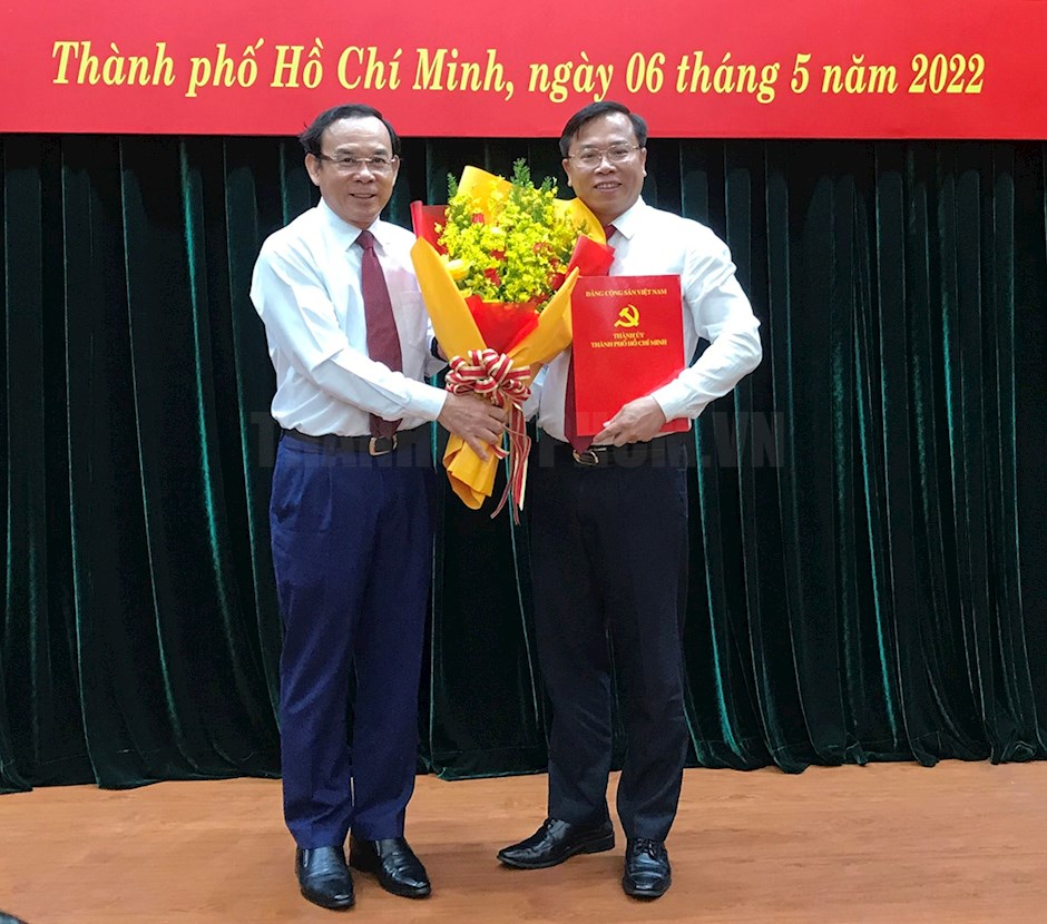 Bí thư Thành ủy TPHCM Nguyễn Văn Nên trao quyết định cho ông Huỳnh Khắc Điệp