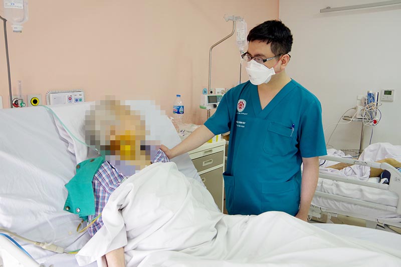 Bác sĩ Nguyễn Thành Huy thăm hỏi bệnh nhân cao tuổi T.L.N.