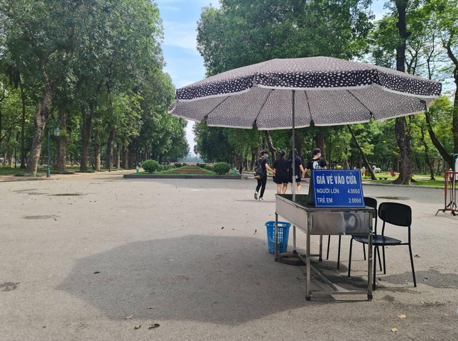 Hà Nội: “Thu phí quần dài, miễn phí quần đùi” tại Công viên Thống …