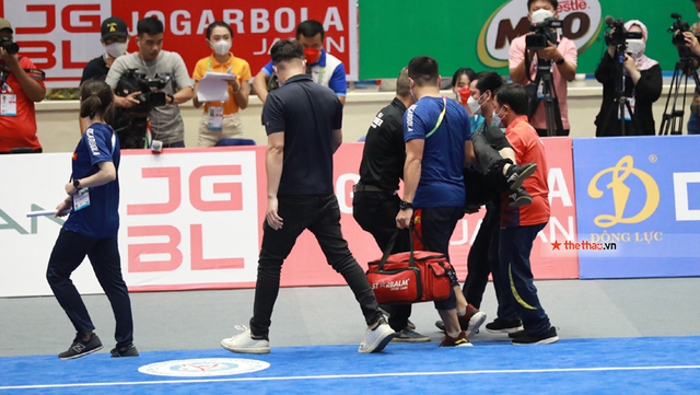 Vận động viên Wushu Nguyễn Văn Phương sau chân thương đã phải nhờ tới sự trợ giúp để rời khỏi sân thi đấu.