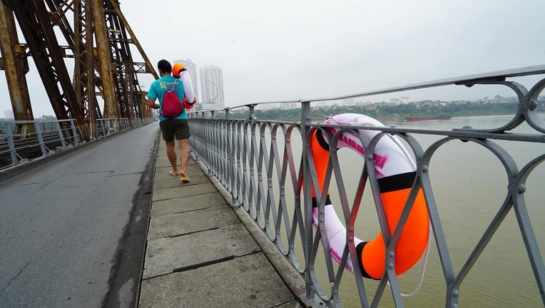 Hình ảnh những chiếc phao cứu sinh xuất hiện trên các cây cầu bắc qua sông Hồng ở Hà Nội sáng 14/5 (ảnh: Hà Cương).