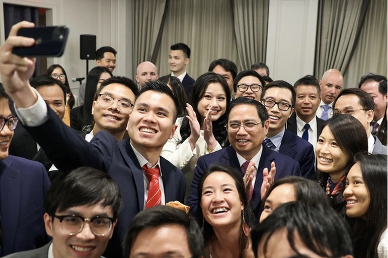 Thủ tướng Phạm Minh Chính cùng chụp ảnh với các sinh viên, thanh niên Việt tại Mỹ (Ảnh: VGP).