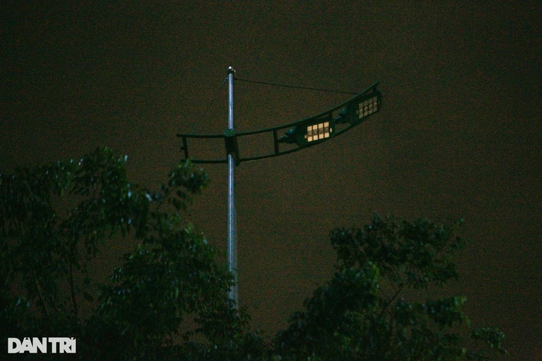 Tình trạng hệ thống đèn đường không chiếu sáng vào buổi tối trên tuyến đường Phạm Văn Đồng đã diễn ra trong khoảng thời gian dài nhưng chưa thấy đơn vị nào xử lý dứt điểm, người dân vẫn nơm nớp lo sợ mỗi khi đi ngang qua đoạn đường này vào khung giờ buổi tối.
