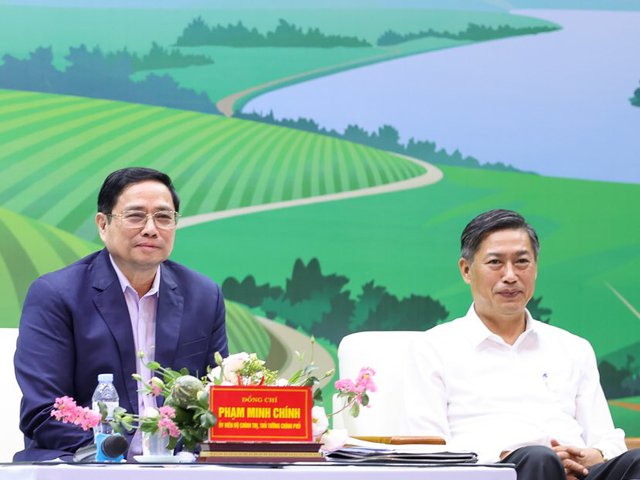 Thủ tướng Phạm Minh Chính và Bí thư Tỉnh ủy Sơn La Nguyễn Hữu Đông - Ảnh: VGP/Nhật Bắc