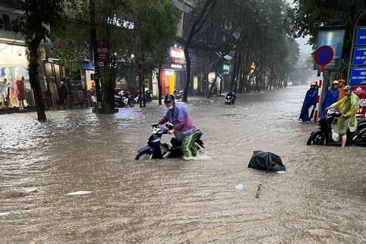 Hà Nội mưa ngập - Ảnh Dân Việt