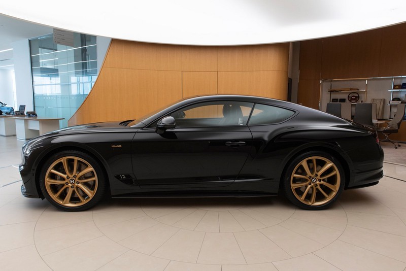 Phiên bản này của Continental GT được trang bị tiêu chuẩn gói nâng cấp Blackline Specification, mang đến vẻ ngoài huyền bí khi lưới tản nhiệt, viền cửa sổ, tay nắm cửa,… đều được hoàn thiện đen bóng thay vì mạ crom.