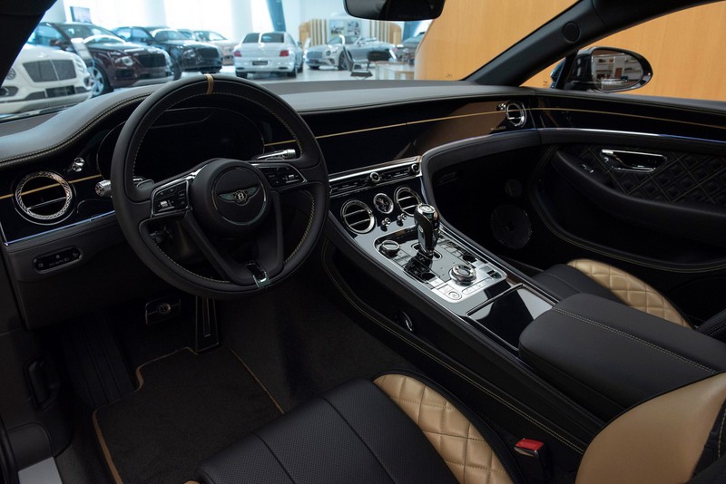 Ở các chi tiết khác, Mulliner mang đến ghế ngồi bọc da màu đen với các đường chỉ khâu, chi tiết tương phản màu vàng nổi bật. Kiểu phối màu da này cũng được sử dụng ở bệ tì tay, ốp cửa cũng như trải sàn của xe.