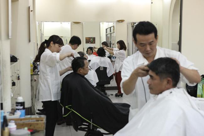 Hà Nội cho phép mở lại dịch vụ ăn uống, cắt tóc