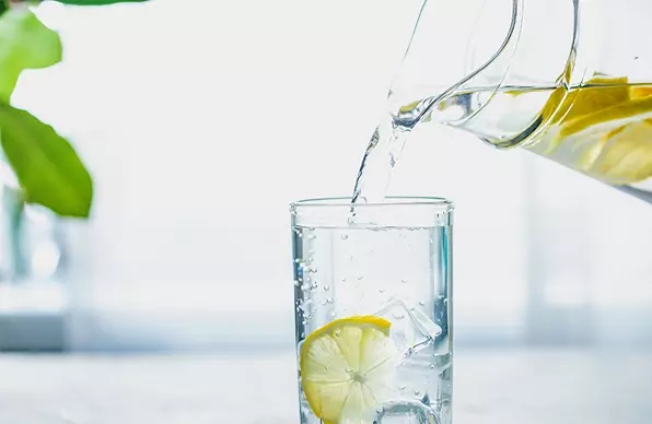 Một vài lát chanh cho vào cốc nước lọc giúp ích cho sức khỏe. Ảnh minh họa: Selecthealth
