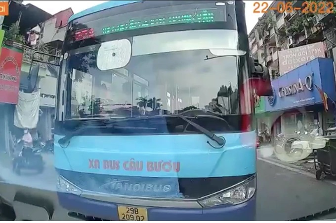 Chiếc xe buýt lấn làn, ngang ngược chặn đầu xe con (Ảnh: Cắt từ clip).