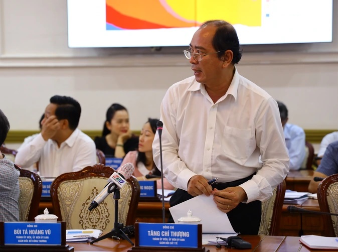 Ông Tăng Chí Thượng, Giám đốc Sở Y tế TPHCM, trình bày tại buổi họp (Ảnh: HMC).