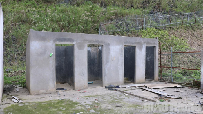 Những phòng vệ sinh phục vụ công nhân của dự án