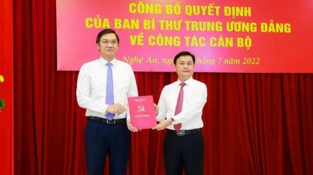 Bí thư Tỉnh ủy Nghệ An trao quyết định cho ông Hoàng Nghĩa Hiếu. Ảnh: NTV
