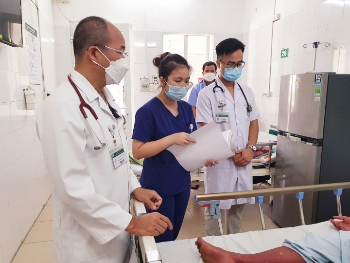 Bác sĩ Cường thăm khám bệnh nhân tại BV Bạch Mai.