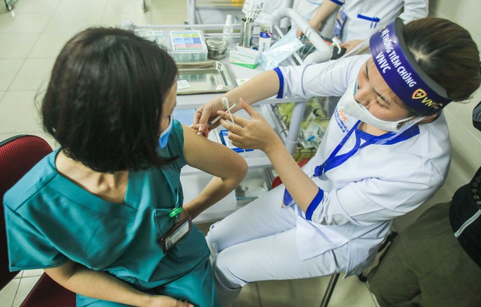 Tiêm vắc-xin Covid-19 cho nhân viên y tế