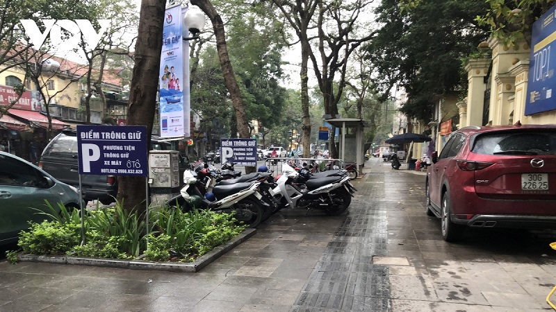 Một điểm trông giữ phương tiện trên phố lòng đường, vỉa hè phố Lý Thường Kiệt, quận Hoàn Kiếm, Hà Nội