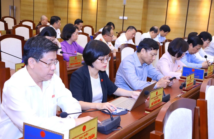 Các đại biểu thông qua nội dung Nghị quyết