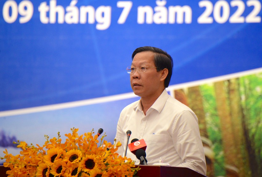 Chủ tịch UBND TP.HCM Phan Văn Mãi phát biểu tham luận tại hội nghị. Ảnh: KHÁNH TRÀ