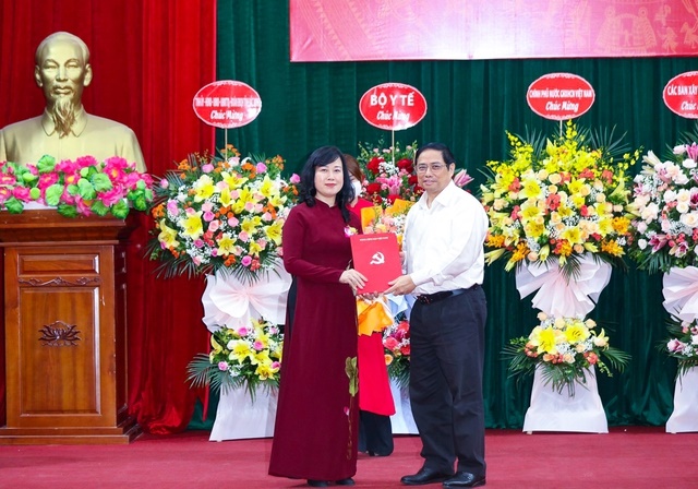 Thủ tướng Phạm Minh Chính trao Quyết định Bí thư Ban Cán sự Đảng, Quyền Bộ trưởng Bộ Y tế đối với bà Đào Hồng Lan 