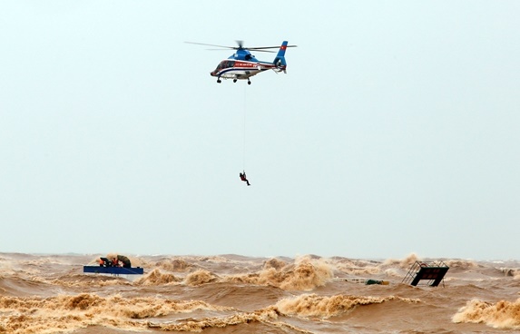 Trực thăng tìm kiếm cứu nạn trên biển - ảnh minh họa: Báo QĐND