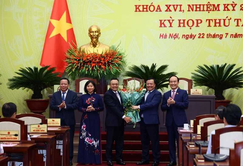 Lãnh đạo TP tặng hoa chúc mừng tân Chủ tịch UBND TP Trần Sỹ Thanh
