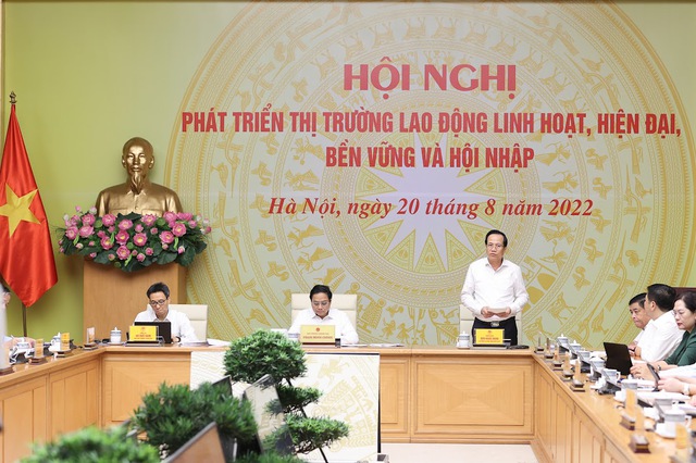 Bộ trưởng Bộ LĐTB&XH Đào Ngọc Dung báo cáo về tình hình thị trường lao động Việt Nam - Ảnh: VGP/Nhật Bắc