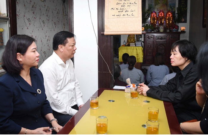 Bí thư Thành ủy Đinh Tiến Dũng cùng lãnh đạo Thành phố chia buồn với gia đình Binh nhì Nguyễn Đình Phúc