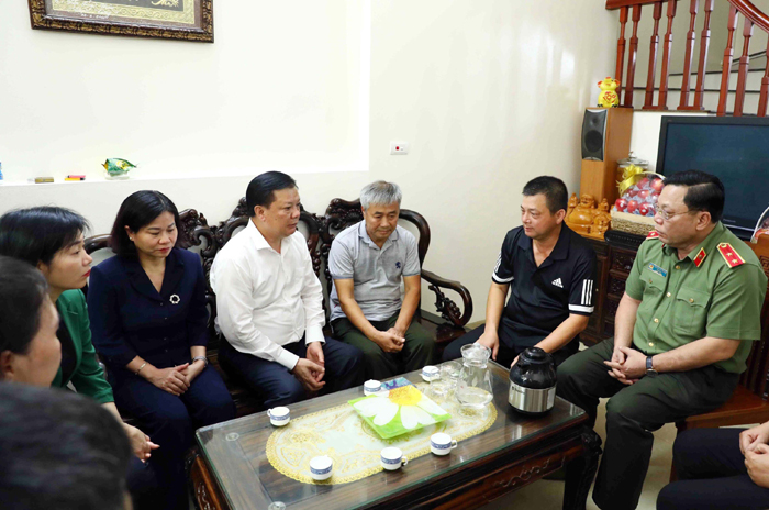 Bí thư Thành ủy Đinh Tiến Dũng cùng lãnh đạo Thành phố chia buồn với gia đình Trung úy Đỗ Đức Việt