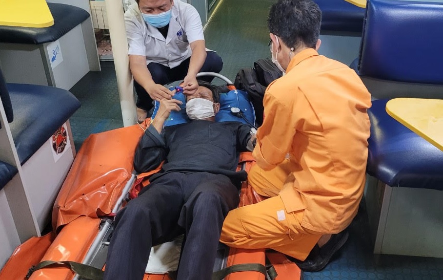 Ê kíp cứu nạn triển khai cấp cứu tại chỗ cho bệnh nhân và đưa lên tàu SAR 412 để chăm sóc y tế tích cực.