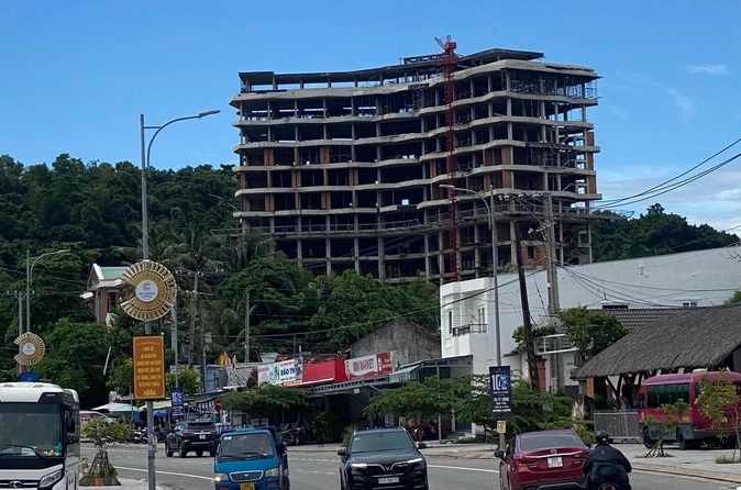 Khách sạn 12 tầng xây dựng sai quy hoạch.