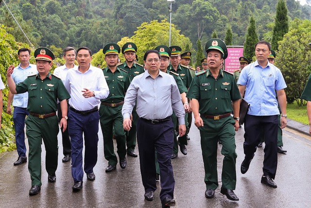 Thủ tướng Phạm Minh Chính và đoàn công tác tới thăm, động viên cán bộ, chiến sĩ Bộ đội Biên phòng tỉnh Lào Cai. 