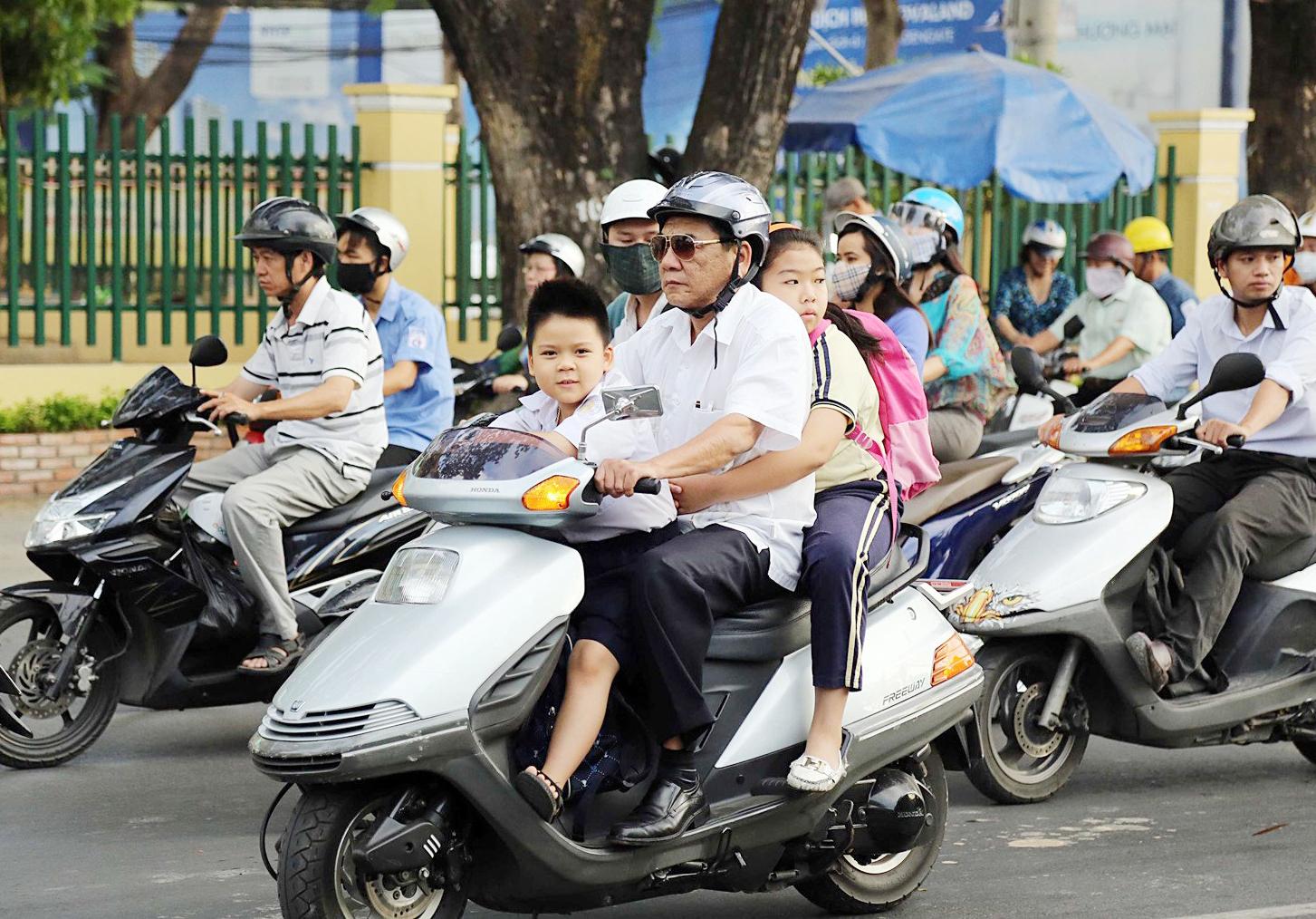 Xe máy là phương tiện giao thông hàng đầu ở Việt Nam. Và một trong những nguyên nhân chính của tai nạn giao thông là do không đội mũ bảo hiểm. Hãy bảo vệ mạng sống của mình và trẻ em bằng cách đội mũ bảo hiểm khi tham gia giao thông.