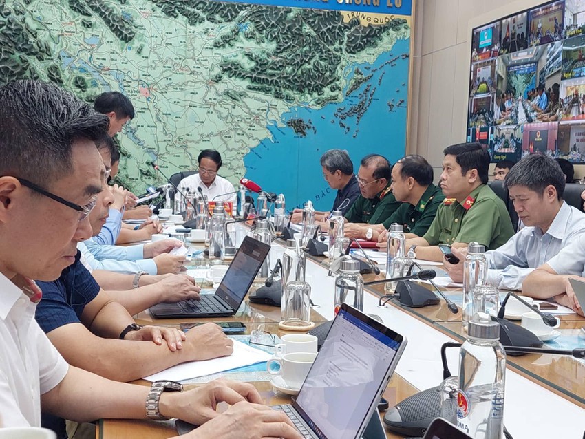 Phó thủ tướng Chính phủ Lê Văn Thành chủ trì cuộc họp triển khai công tác ứng phó với bão Noru gần Biển Đông. Ảnh: AH