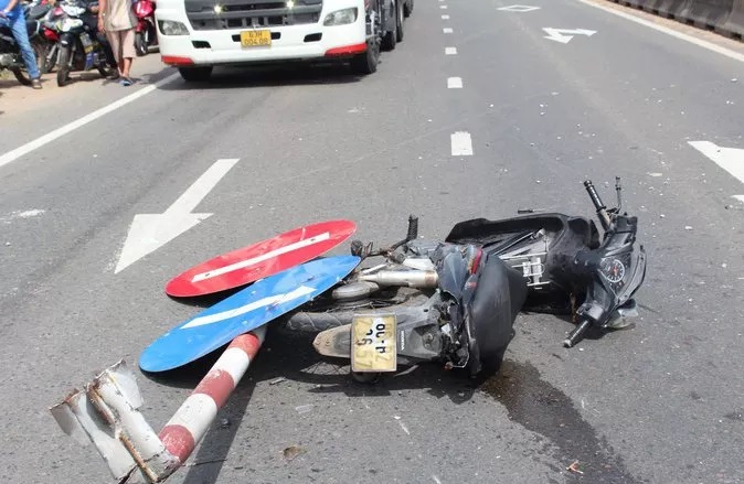 Một vụ tai nạn liên quan đến xe máy - Ảnh: NLĐO