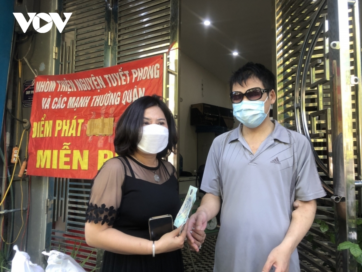 Chị Tuyết nhận bảo trợ đến hết đời cho anh Đỗ Ngọc Minh, ở phường Trung Phụng, quận Đống Đa. Anh bị bệnh thận, bị mù 2 mắt.