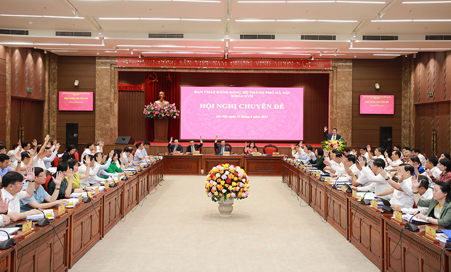 Các đại biểu biểu quyết tại Hội nghị chuyên đề Ban Chấp hành Đảng bộ thành phố Hà Nội khóa XVII, ngày 31-8-2022 - ảnh: HNM