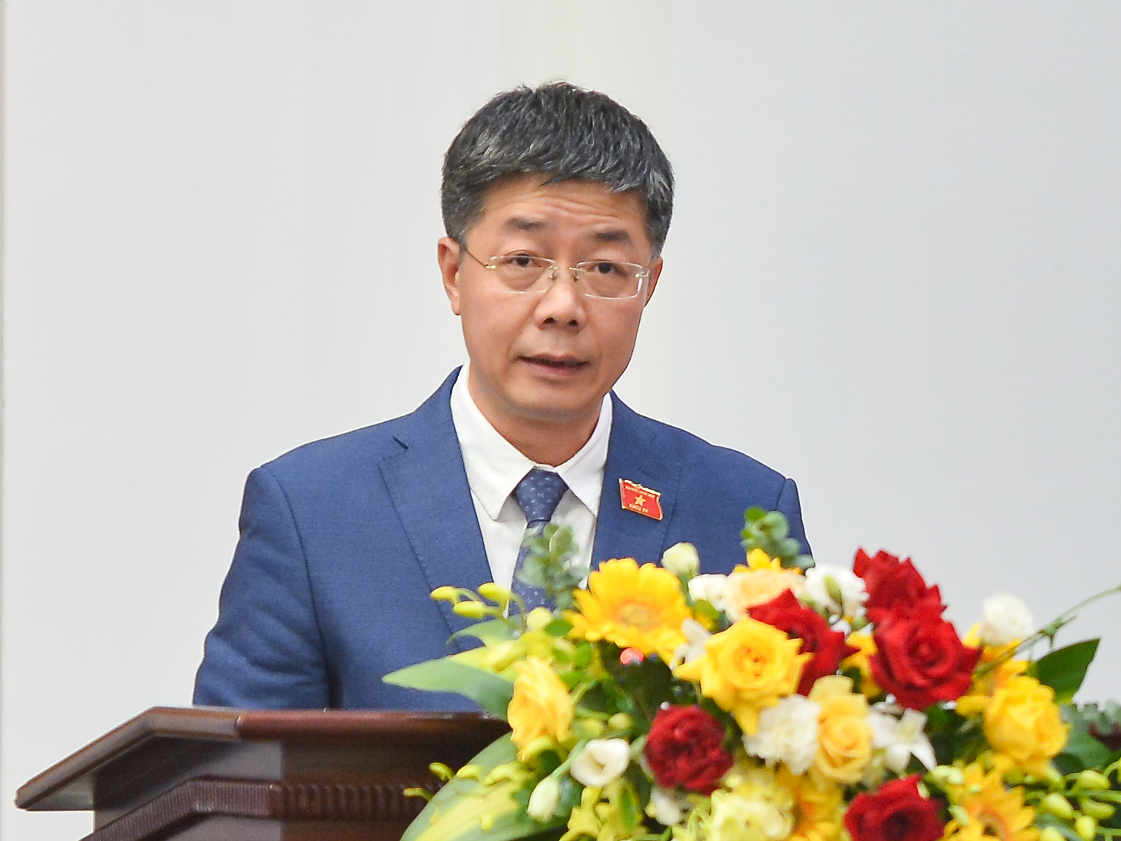 Uỷ viên Thường trực Uỷ ban Kinh tế Nguyễn Mạnh Hùng giới thiệu tóm tắt về chương trình, nội dung Diễn đàn Kinh tế - Xã hội Việt Nam năm 2022