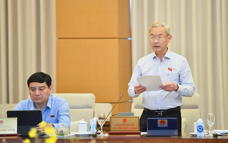 Chủ nhiệm Ủy ban Tài chính – Ngân sách Nguyễn Phú Cường trình bày báo cáo thẩm tra