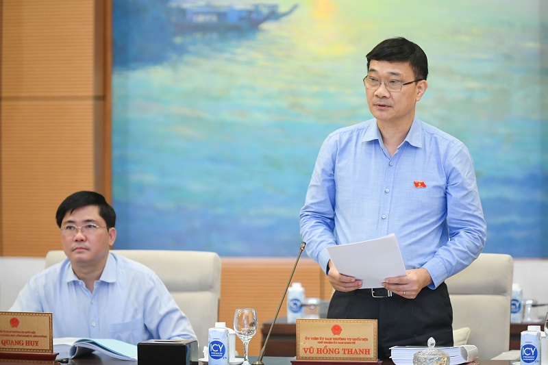 Chủ nhiệm Ủy ban Kinh tế Vũ Hồng Thanh trình bày báo cáo thẩm tra dự án Luật Đất đai (sửa đổi)