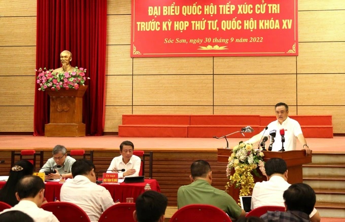 Chủ tịch UBND TP Hà Nội Trần Sỹ Thanh trả lời các vấn đề cử tri quan tâm (Ảnh: Phú Khánh).